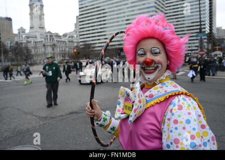 Philadelphie, Pennsylvanie, USA. Mar 13, 2016. Les participants ont défilé dans l'édition de son défilé annuel de la St-Patrick en centre-ville de Philadelphie, PA, le 13 mars 2016. Cette année, le Philadelphia le jour de rue Patrick Parade commémore l'Insurrection de Pâques son 100e anniversaire. Il s'agit de la première année le maire Jim Kenney participe à la parade en tant que maire. Credit : Bastiaan Slabbers/ZUMA/Alamy Fil Live News Banque D'Images