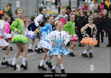 Philadelphie, Pennsylvanie, USA. Mar 13, 2016. Les participants ont défilé dans l'édition de son défilé annuel de la St-Patrick en centre-ville de Philadelphie, PA, le 13 mars 2016. Cette année, le Philadelphia le jour de rue Patrick Parade commémore l'Insurrection de Pâques son 100e anniversaire. Il s'agit de la première année le maire Jim Kenney participe à la parade en tant que maire. Credit : Bastiaan Slabbers/ZUMA/Alamy Fil Live News Banque D'Images