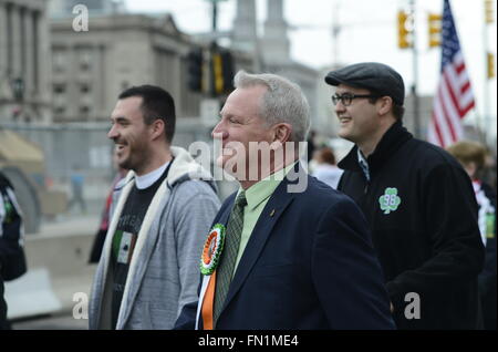 Philadelphie, Pennsylvanie, USA. Mar 13, 2016. Les participants ont défilé dans l'édition de son défilé annuel de la St-Patrick en centre-ville de Philadelphie, PA, le 13 mars 2016. Cette année, le Philadelphia le jour de rue Patrick Parade commémore l'Insurrection de Pâques son 100e anniversaire. Il s'agit de la première année le maire Jim Kenney participe à la parade en tant que maire. Credit : Bastiaan Slabbers/ZUMA/Alamy Fil Live News Banque D'Images