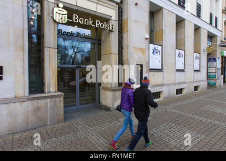 BYDGOSZCZ, 13 mars 2016 - Bureaux de l'état banque PKO (run Powszechna Kasa Oszczednosci Bank Polski) sont considérés. Les analystes prédisent l'automne de cette année, les banques polonaises ainsi une perte importante d'impôts en raison de la baisse des bénéfices et coûts supplémentaires après la réforme fiscale par le gouvernement conservateur au pouvoir depuis octobre 2015. Le secteur bancaire en France emploie plus de 170 000 personnes, la réduction des effectifs serait la première en plus de dix ans dans le secteur. Banque D'Images