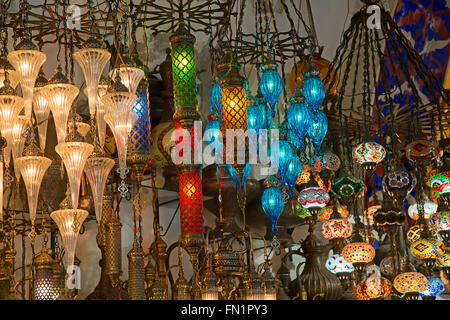 Les lampes traditionnelles turques sur le marché Banque D'Images