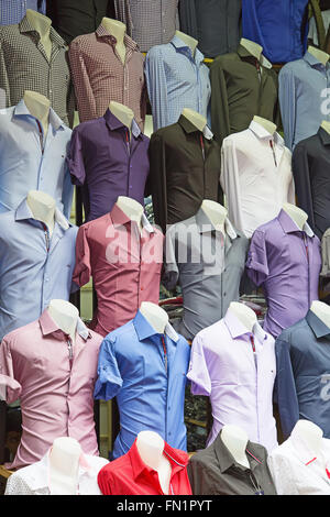 ISTANBUL - 3 mai : Faux shirts en vente sur la rue étroite autour de Grand bazar sur mal 3, 2015 à Istanbul, Turquie. La zone autour de Banque D'Images