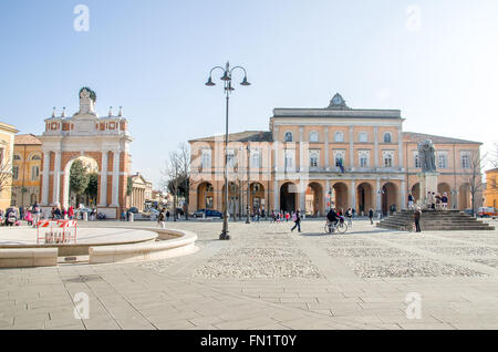 Les gens marchent dans Ganganelli Square Santarcangelo di Romagna town Banque D'Images