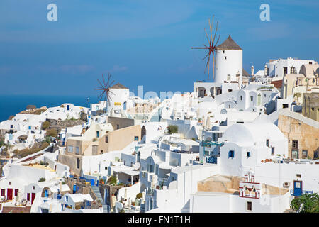 Santorin, GRÈCE - Octobre 5, 2015 : l'aspect de la partie d'Oia avec les moulins à vent. Banque D'Images