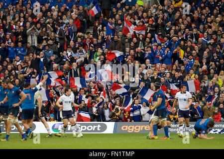 Murrayfield, Edinburgh, Ecosse. Mar 13, 2016. RBS Six Nations championnats. L'Ecosse contre la France. Fans français agitent des drapeaux pendant le match. Credit : Action Plus Sport/Alamy Live News Banque D'Images