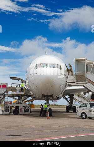 MALE - 20 février : unis B-777 la préparation pour le départ le 20 février 2016 à Malé, Maldives. Aéroport de Malé est occupé la prim Banque D'Images