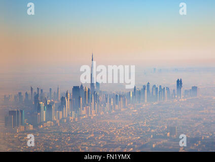 Dubaï, Émirats arabes unis - 20 février : Coucher de soleil sur le centre-ville de Burj Dubaï, 20 février 2016 à Dubaï, aux Emirats Arabes Unis. Dubaï est plus grand cit Banque D'Images