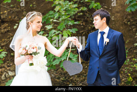 Bride and Groom holding a sign. Banque D'Images