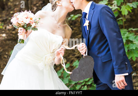 Bride and Groom holding a sign. Banque D'Images