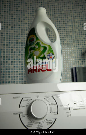 Ariel lessive liquide sur le dessus de Balay sèche-linge Banque D'Images