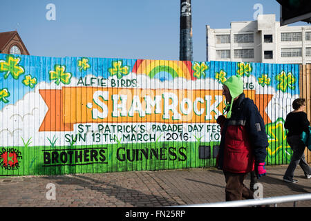 Birmingham, West Midlands, Royaume-Uni:13 mars 2016. Les rues bordées de milliers de Digbeth au centre-ville, la célébration de la St patron des Irlandais 'St Patrick'. Le défilé a été emballé avec des fanfares, des voitures, scooter, flotteurs, et danseurs. Après la parade, il y avait beaucoup de musique live et d'animations autour de la ville, le tout dans le soleil du printemps précoce. Crédit : Ian Francis/Alamy Live News Banque D'Images