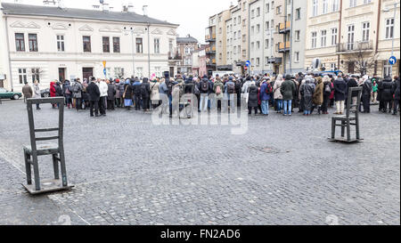 Cracovie, Pologne. 13 mars, 2016. En mars de la mémoire des martyrs du ghetto de Cracovie. Les Juifs qui vivaient dans ghetto de Cracovie en mars 1943 ont été déplacées dans des camps de la mort nazis ou assassinés. Credit : Dominika Zarzycka/Alamy Live News Banque D'Images