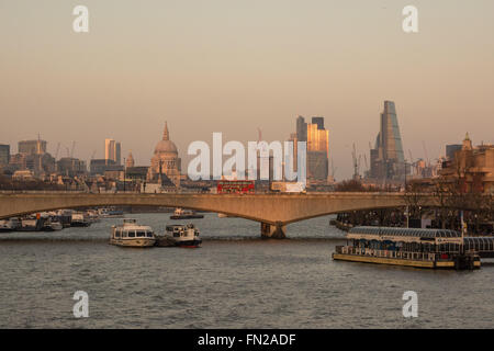 Londres, Royaume-Uni. 13 mars 2016. Météo France : Banque du Sud le coucher du soleil. Waterloo Bridge, la Cathédrale St Paul et le quartier financier se prélasser dans la lumière comme le soleil commence à baisser. Credit : Patricia Phillips/Alamy Live News Banque D'Images