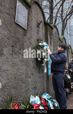 Cracovie, Pologne. 13 mars, 2016. En mars de la mémoire des martyrs du ghetto de Cracovie. Les Juifs qui vivaient dans ghetto de Cracovie en mars 1943 ont été déplacées dans des camps de la mort nazis ou assassinés. Credit : Dominika Zarzycka/Alamy Live News Banque D'Images