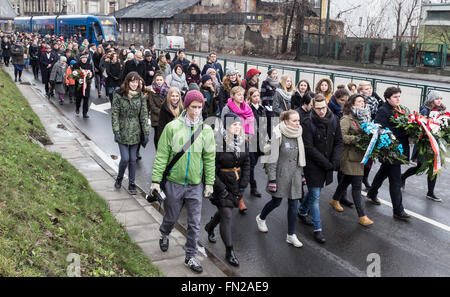 Cracovie, Pologne. 13 mars, 2016. En mars de la mémoire des martyrs du ghetto de Cracovie. Les Juifs qui vivaient dans ghetto de Cracovie en mars 1943 ont été déplacées dans des camps de la mort nazis ou assassinés. Credit : Dominika Zarzycka/Alamy Live News Banque D'Images