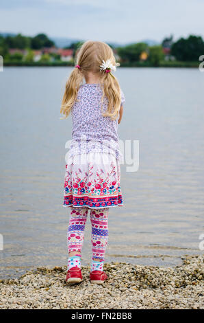 Girl with long hair back view Banque D'Images