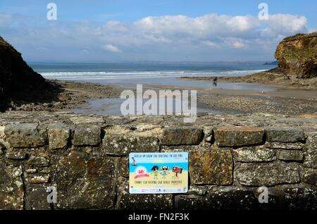 Merci de faire notre bilingue beach Smoke Free signe sur un mur au-dessus du petit havre de Pembrokeshire Coast National Park Plage Banque D'Images