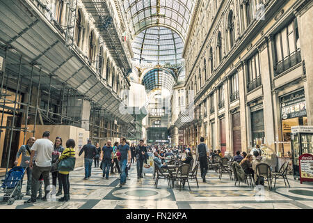 NAPLES, ITALIE - 7 novembre, 2015. Galleria Umberto I,célèbres galerie commerçante à Naples, Italie. Banque D'Images