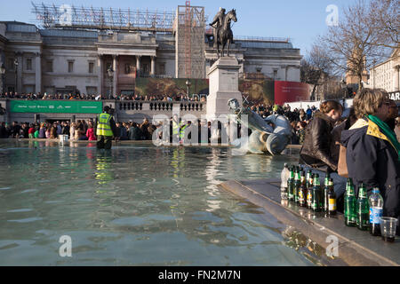 London,UK,13 mars 2016,bouteilles laissés sur le mur de la fontaine comme d'énormes foules assister à la St Patrick's Day Festival à Trafalgar Square Londo Crédit : Keith Larby/Alamy Live News Banque D'Images