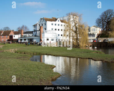 La rivière Stour en face d'un vieux moulin à Sudbury, Suffolk, Angleterre. Banque D'Images