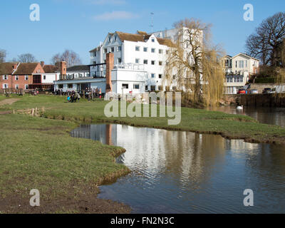 La rivière Stour en face d'un vieux moulin à Sudbury, Suffolk, Angleterre. Banque D'Images