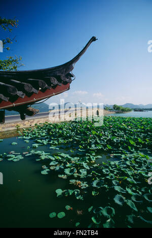 Pont de pierre sur la chaussée Baidi, Lac de l'Ouest, à Hangzhou, Province de Zhejiang, Chine Banque D'Images