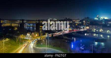 Vue panoramique en regardant vers le pont de haut niveau et pont tournant, et au-delà à Newcastle upon Tyne du côté Gateshead o Banque D'Images