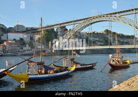 Bateaux Rabelo, utilisé pour le transport de vin de Porto, sur la rivière Douro près de Pont Dom Luis à Porto, Portugal Banque D'Images