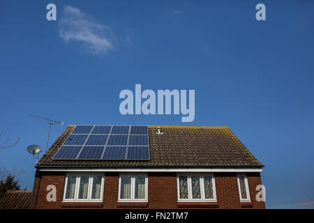 Les panneaux solaires sont visibles sur un côté d'une maison jumelée à l'Est de Londres. Banque D'Images