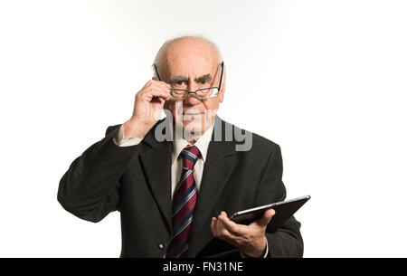 Ancien senior businessman travaillant avec l'ordinateur tablette noir, portant tailleur Banque D'Images