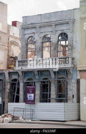 Restaurer les constructeurs de shell l'un des nombreux bâtiments coloniaux historique espagnol en mauvais état sur le Malecon à La Havane Cuba Banque D'Images