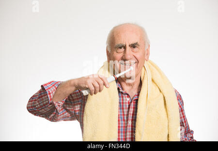 Old man se brosser les dents Banque D'Images