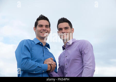 Portrait de deux jeunes shaking hands Banque D'Images