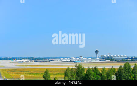 Munich, l'aéroport, vue, panorama, vue, tour, MAC, Centre de l'aéroport de Munich, Terminal 1, piste, sud, soleil, ciel bleu, de la circulation, Banque D'Images