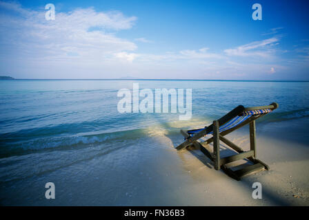 Chaise de plage sur une plage tropicale, Ko Phi Phi Don Island Ao Nang Krabi, Thaïlande Banque D'Images