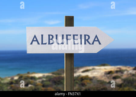 Inscrivez-vous sur la côte d'Albufeira avec en arrière-plan Banque D'Images