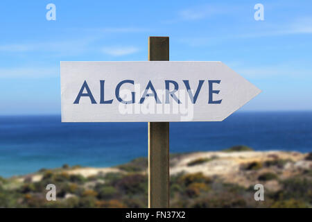 Inscrivez-vous sur la côte de l'Algarve avec en arrière-plan Banque D'Images
