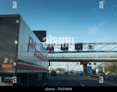 Vitesse variable de signes sur l'autoroute M1 juste en dehors de Londres Banque D'Images