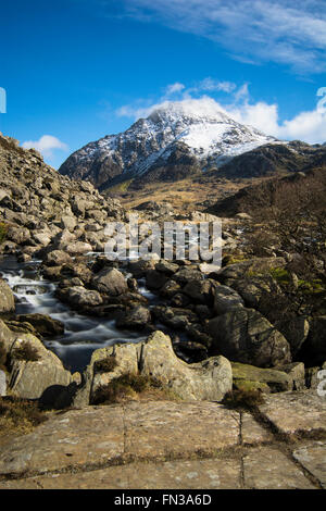 Tryfan de Pont Pen y Benglog à Nant Ffrancon Ogwen et col en Gwynedd, au nord du Pays de Galles. Banque D'Images