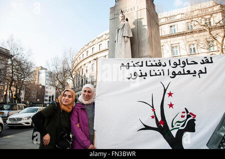 Londres, Royaume-Uni. 13 mars, 2016. Un petit groupe de personnes ou d'organiser une action de plantation de célébrer et commémorer femmes syriennes à l'Edith Cavell Memorial dans le centre de Londres. 13 mars 2016. Credit : Noemi Gago/Alamy Live News Banque D'Images