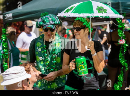 West Palm Beach, Floride, USA. Mar 13, 2016. Kevin Csajko, (L), et sa femme Mary Roberts, de Delray Beach, profiter de leur sortie au Irish Fest 2016 dimanche 13 mars 2016, à l'Amphithéâtre Meyer à West Palm Beach. © Bill Ingram/Le Palm Beach Post/ZUMA/Alamy Fil Live News Banque D'Images