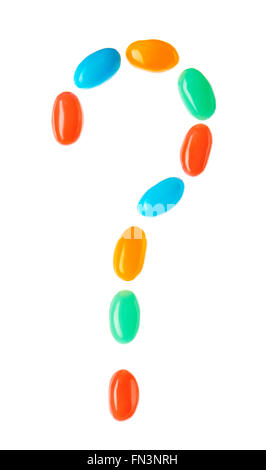 Point d'interrogation fait de bonbons multicolores isolé sur fond blanc Banque D'Images