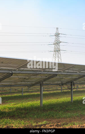 Vue arrière des panneaux solaires dans une ferme de l'énergie solaire actuellement en construction. à Mansfield Woodhouse, Nottinghamshire Banque D'Images