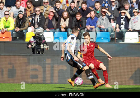 Udine, Italie. Mar 13, 2016. Avant de Roma Stephan El Shaarawy contrôle le ballon au cours de la Serie A italienne match de football entre l'Udinese Calcio v AS Roma. La Serie A italienne match de football entre l'Udinese Calcio v AS Roma. Score final 1-2, buts pour les Roms par Dzeko et Florenzi, pour l'Udinese Fernandes. Credit : Andrea Spinelli/Pacific Press/Alamy Live News Banque D'Images