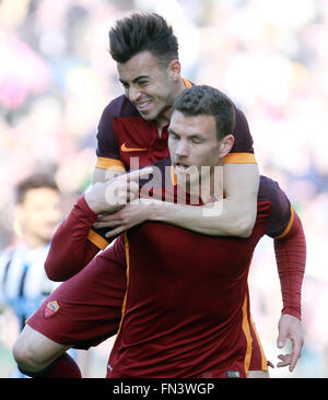 Udine, Italie. Mar 13, 2016. Avant de Roma Edin Dzeko (R) célèbre après avoir marqué un but 0-1 avec Roma's Stephan El Shaarawy en avant (L) au cours de la Serie A italienne match de football entre l'Udinese Calcio v AS Roma. Roma bat l'Udinese 2-1 dans la Serie A italienne match de football, des buts pour les Roms par Dzeko et Florenzi, pour l'Udinese par Fernandes à Dacia Arena de Udine. Credit : Andrea Spinelli/Pacific Press/Alamy Live News Banque D'Images