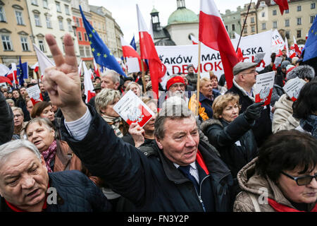 Cracovie, Pologne. Mar 13, 2016. De personnes se sont réunies à la place principale de Cracovie à demonstre contre Cour Constitutionnelle crise. La manifestation était organisée par KOD - Le Comité pour la défense de la démocratie. © Zawrzel Kaneja/Pacific Press/Alamy Live News Banque D'Images