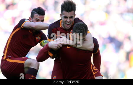 Udine, Italie. Mar 13, 2016. Avant de Roma Edin Dzeko (R) célèbre après avoir marqué un but avec ses coéquipiers 0-1 Roma's Stephan El Shaarawy en avant et le milieu de la Roma Alessandro Florenzi (L) au cours de la Serie A italienne match de football entre l'Udinese Calcio v AS Roma. La Serie A italienne match de football entre l'Udinese Calcio v AS Roma. Score final 1-2, buts pour les Roms par Dzeko et Florenzi, pour l'Udinese Fernandes. Credit : Andrea Spinelli/Pacific Press/Alamy Live News Banque D'Images