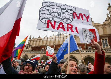 Cracovie, Pologne. Mar 13, 2016. De personnes se sont réunies à la place principale de Cracovie à demonstre contre Cour Constitutionnelle crise. La manifestation était organisée par KOD - Le Comité pour la défense de la démocratie. © Zawrzel Kaneja/Pacific Press/Alamy Live News Banque D'Images