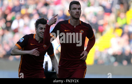 Udine, Italie. Mar 13, 2016. Avant de Roma Edin Dzeko (R) célèbre après avoir marqué un but avec ses coéquipiers 0-1 Roma's Stephan El Shaarawy en avant (L) au cours de la Serie A italienne match de football entre l'Udinese Calcio v AS Roma. La Serie A italienne match de football entre l'Udinese Calcio v AS Roma. Score final 1-2, buts pour les Roms par Dzeko et Florenzi, pour l'Udinese Fernandes. Credit : Andrea Spinelli/Pacific Press/Alamy Live News Banque D'Images