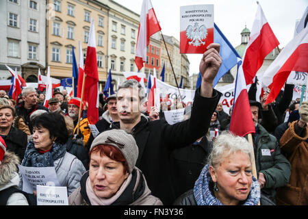 Cracovie, Pologne. Mar 13, 2016. De personnes se sont réunies à la place principale de Cracovie à demonstre contre Cour Constitutionnelle crise. La manifestation était organisée par KOD - Le Comité pour la défense de la démocratie. © Zawrzel Kaneja/Pacific Press/Alamy Live News Banque D'Images